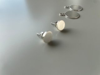 Pendientes plateados redondos doble
