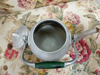 Tetera antigua de aluminio