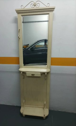Recibidor de madera y cristal beige en perfecto