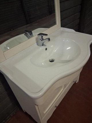 Mobile bagno completo con specchio e rubinetto