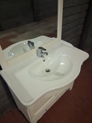 Mobile bagno completo con specchio e rubinetto