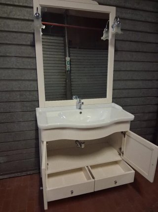 Mobile bagno completo con specchio e rubinetto