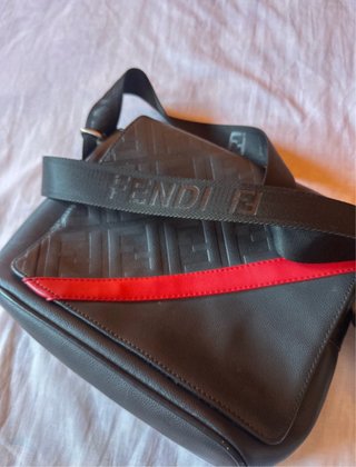 Bolso Fendi Negro con detalles rojos
