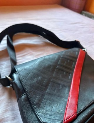 Bolso Fendi Negro con detalles rojos