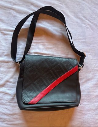 Bolso Fendi Negro con detalles rojos