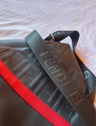 Bolso Fendi Negro con detalles rojos
