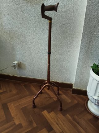 Bastón de cuatro patas para caminar.