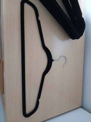 Perchas de plástico negras