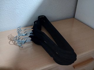 Perchas de plástico negras