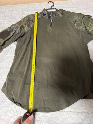 Camiseta militar verde y camuflaje