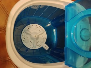 Mini lavadora portátil azul y blanca