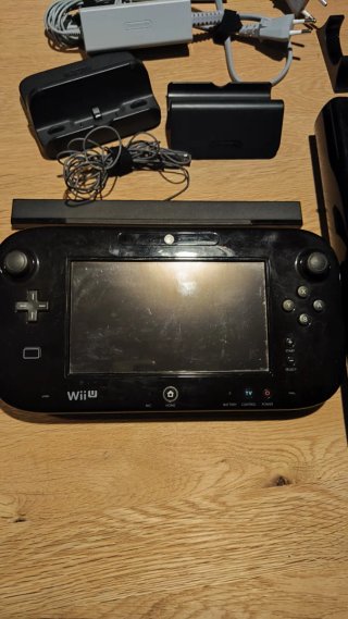 Nintendo Wii U negra + GamePad + accesorios