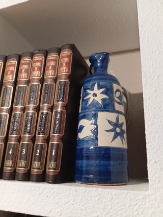 Jarrón de cerámica azul y beige