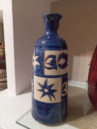 Jarrón de cerámica azul y beige