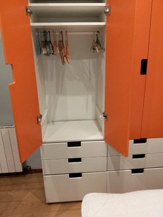 Mueble infantil naranja y blanco