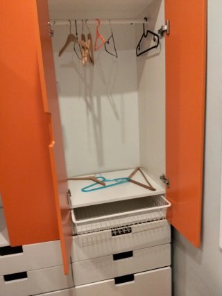 Mueble infantil naranja y blanco