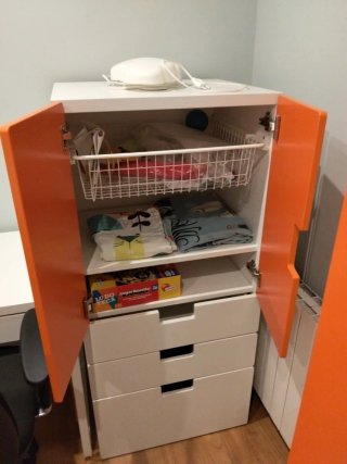 Mueble infantil naranja y blanco