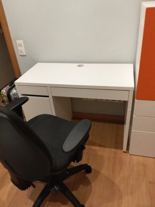 Mueble infantil naranja y blanco