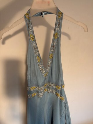 Vestido de seda azul con detalles