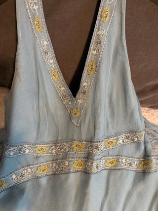 Vestido de seda azul con detalles