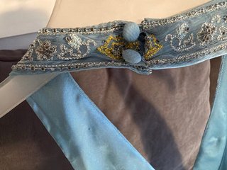 Vestido de seda azul con detalles