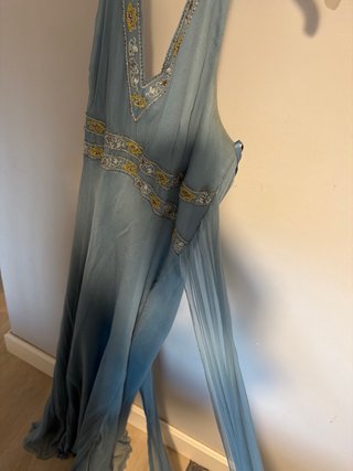 Vestido de seda azul con detalles