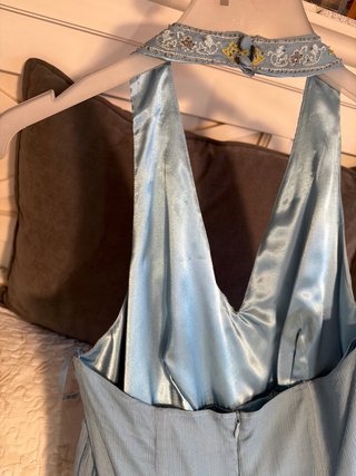 Vestido de seda azul con detalles