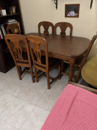 Mesa de comedor y 4 sillas de madera