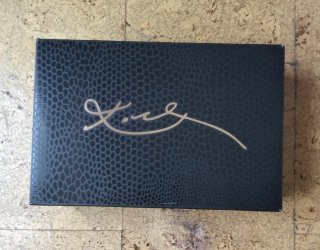 Zapatillas Moradas con Detalles Dorados