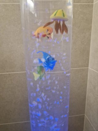 Lámpara LED de pie con peces