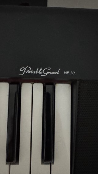 Piano Yamaha, Soporte y Banqueta Negra