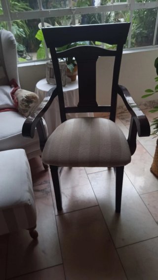 Sillón de madera tapizado. Tengo 3 unidades
