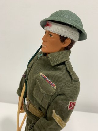 Geyperman custom militar herido muleta