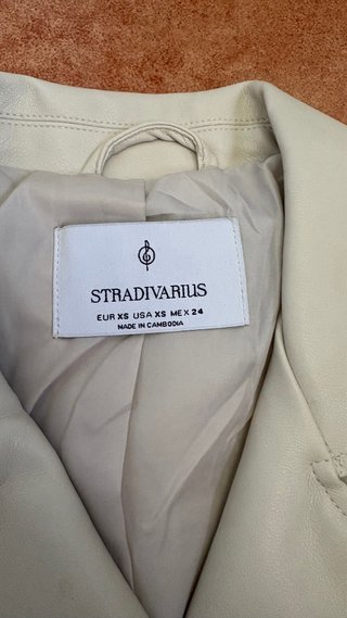 Chaqueta Stradivarius Beige