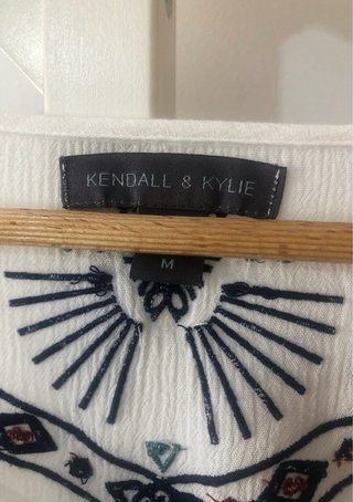 Blusa Kendall & Kylie bordada