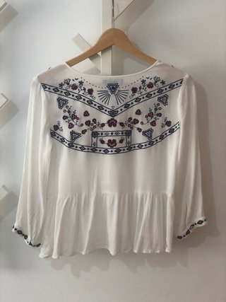 Blusa Kendall & Kylie bordada