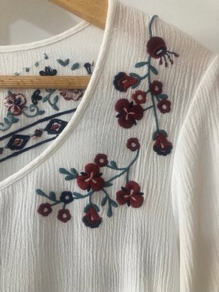 Blusa Kendall & Kylie bordada