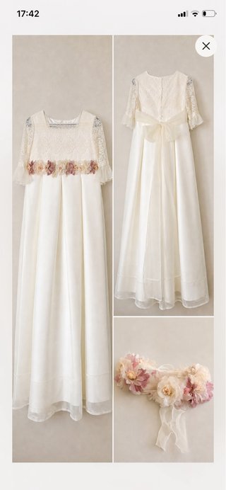 Vestido con detalles en crèpe y detalles florales.