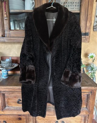 Abrigo de pelo marrón oscuro
