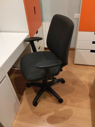 Escritorio y silla de oficina