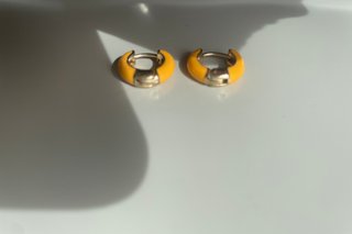 Pendientes dorados con esmalte naranja