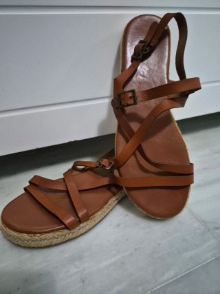 Sandalias de tiras marrones