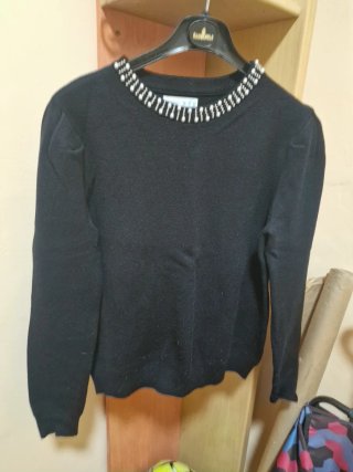 Jersey negro con perlas