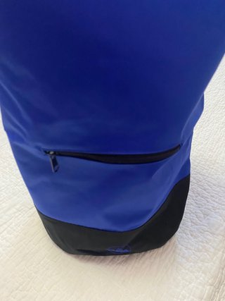 Mochila azul y negra con cremallera