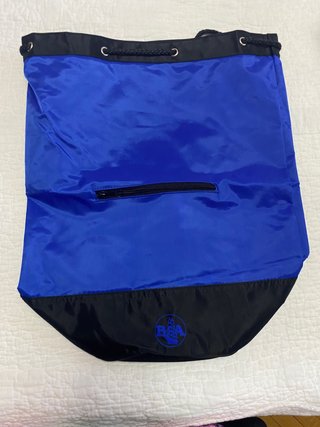 Mochila azul y negra con cremallera