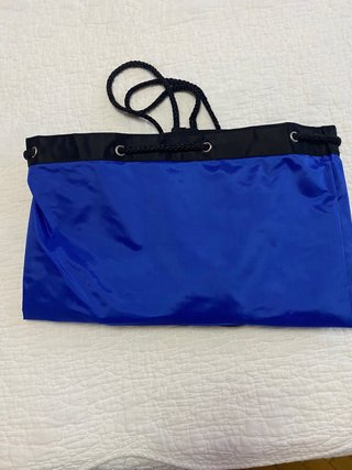 Mochila azul y negra con cremallera