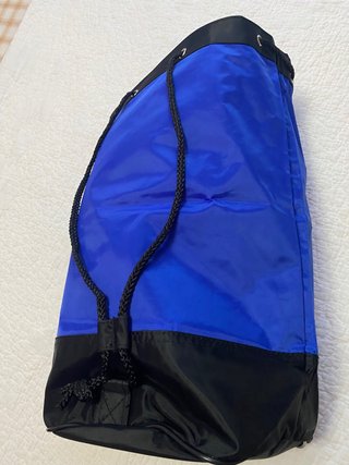 Mochila azul y negra con cremallera