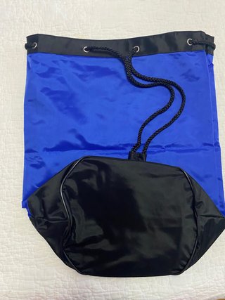 Mochila azul y negra con cremallera