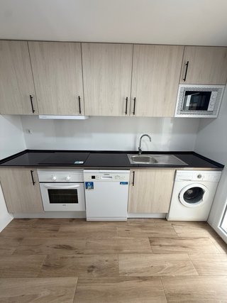 Cocina a medida beige y blanca