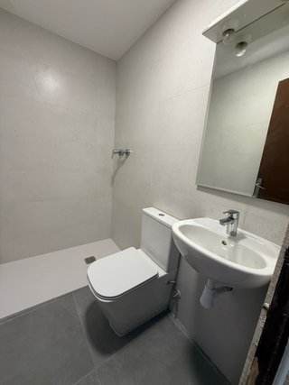 Cocina a medida beige y blanca